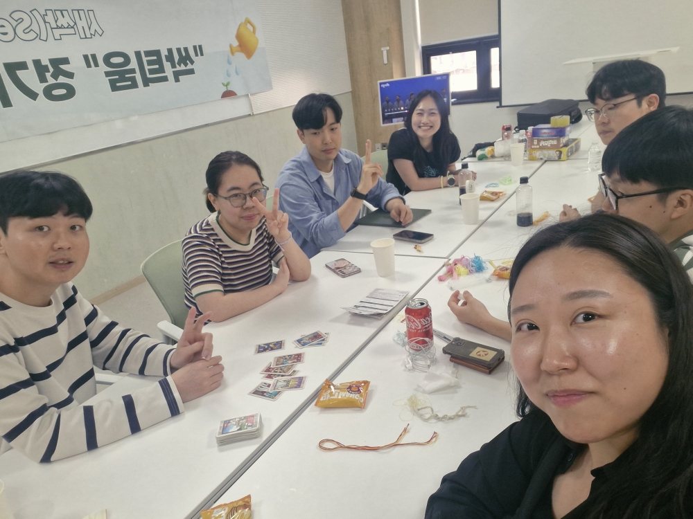 그림입니다. 원본 그림의 이름: KakaoTalk_20250614_182705232.jpg 원본 그림의 크기: 가로 3648pixel, 세로 2736pixel 사진 찍은 날짜: 2025년 06월 14일 오후 4:05 카메라 제조 업체 : samsung 카메라 모델 : Galaxy S23 FE 프로그램 이름 : S711NKSS5BYB3 F-스톱 : 2.4 노출 시간 : 8333333/1000000000초 ISO 감도 : 8323272 노출 모드
