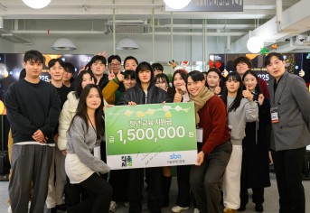그림입니다. 원본 그림의 이름: 기념사진 (4).JPG 원본 그림의 크기: 가로 5098pixel, 세로 3399pixel 사진 찍은 날짜: 2025년 12월 04일 오후 1:52 카메라 제조 업체 : NIKON CORPORATION 카메라 모델 : NIKON Z6_3 프로그램 이름 : Adobe Photoshop Lightroom Classic 15.0.1 (Windows) F-스톱 : 3.5 노출 시간 : 1/200초 ISO 감도 : 800
