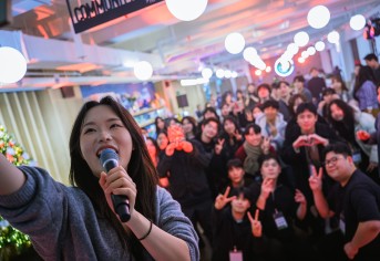 그림입니다. 원본 그림의 이름: 기념사진 (1).JPG 원본 그림의 크기: 가로 6048pixel, 세로 4032pixel 사진 찍은 날짜: 2025년 12월 04일 오후 1:52 카메라 제조 업체 : NIKON CORPORATION 카메라 모델 : NIKON Z6_3 프로그램 이름 : Adobe Photoshop Lightroom Classic 15.0.1 (Windows) F-스톱 : 2.8 노출 시간 : 1/200초 ISO 감도 : 450